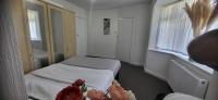 Lovely room like a home away home near the airport - Bed and Breakfast Wythenshawe