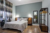 Zimmer mit Queensize-Bett und Whirlpool-Badewanne