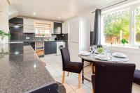 Beautiful 3 Bedroom Home with Parking & Garden - B&B