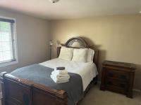 Charming Mountain Retreat with Enclosed Backyard and Artistic Flair - Chambres d'hôtes Millcreek