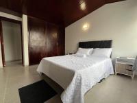 Casa Hotel Pontevedra - cerca a la clínica Shaio, - B&B Bogotá