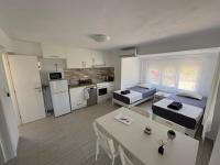 Sapphire Apartment , Beachfront Family Apartment for 4 with Private Garden, 1-Minute Walk to the Beach - B&B Néa Meságkala