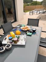 Chambres d'hôtes avec piscine chauffée de mai à sept ,TERRA COTTA et TAUPE - Bed and Breakfast Lanvollon