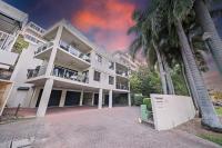 Beachside 2 bed 2 bath unit - B&B Townsville