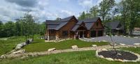 Mountain Side Lodge- 5 bedroom with hot tub and more! - B&B McHenry