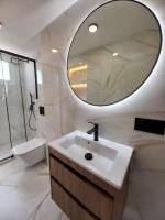 Casa Baelo - 3 Bedroom Apartment - New Bathroom - Central Tarifa Near Old Town & Beaches - Chambres d'hôtes Tarifa