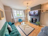 Comfy 3-bedroom House in New Malden with FREE Parking and Garden near Raynes Park, Kingston upon Thames, Wimbledon, Surbiton - Bed and Breakfast Worcester Park