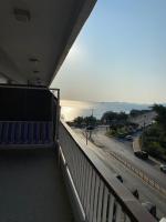 Sunset apartment Saronida by the sea with stunning view - Chambres d’hôtes Saronída