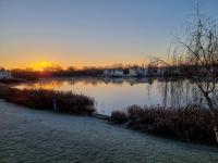 Luxurious, South-Facing Lakeside Lodge - Bed and Breakfast South Cerney