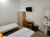 Tweepersoonskamer met 2 Aparte Bedden en Gedeelde Badkamer