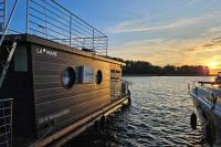 Domek na wodzie Topiko Czarter przy Hotelu Ognisty Ptak - B&B Ogonki