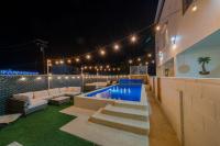 3 Story Home 3BR 2BA with Rooftop View and Heated Pool - B&B La Choya