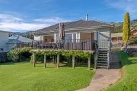 Spacious Sunny Family Home in Akaroa - B&B