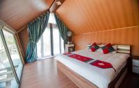 Zimmer mit Kingsize-Bett und Balkon