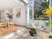 Sunny Beachside Top Floor with Parking - B&B Sydney