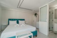 Habitación con cama extragrande.