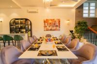 Mediterranean 5 BHK Hideaway with Pool near Popular Beaches - B&B Calangute