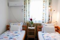 Chambre Lits Jumeaux avec Salle de Bains Commune