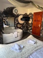 Zimmer mit Kingsize-Bett und Whirlpool