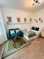Luxury Private Room with Shared Bathroom and with its own Kitchenette in Halesowen R2 - Chambres d’hôtes Halesowen