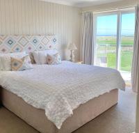 Superior kamer met kingsize bed en een balkon met uitzicht op zee