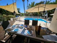 Ibiza Family retreat private pool, garden under palms - Chambres d'hôtes Cala Llenya