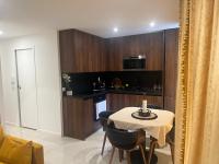 Deux. Pièces face à la scène. - Ferienwohnung Neuilly-sur-Seine