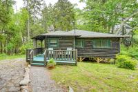 Walk to Barrett's Park: Wooded Cabin w/ Grill! - Chambres d'hôtes Boothbay Harbor