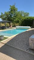 Jolie Villa indépendante climatisée 3 chambres tout confort 6 couchages, piscine chauffée 4 X 8 disponible selon météo de Mai à fin Septembre, Jacuzzi 4 places, boulodrome éclairé, ping-pong, wifi, proche commerces Animaux domestiques sur demande - B&B Bretenoux