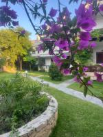 Garden by the sea apartment just 100m from the beach - B&B Pefkochóri