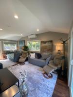 Cozy en suite with high ceilings - Bed and Breakfast Framingham