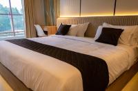 Zimmer mit Kingsize-Bett und Bergblick