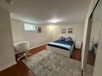 Spacious room near subway & shops - B&B Toronto