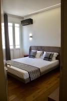 Zimmer mit Kingsize-Bett und Balkon