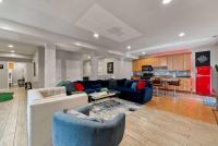 Spacious Luxury Retreat 8 Bed Oasis with 6 Baths - Bed and Breakfast Chicago