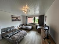 Tweepersoonskamer met 2 Aparte Bedden en Gedeelde Badkamer