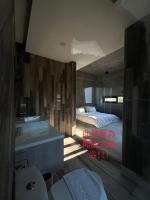 Habitación con cama grande y balcón