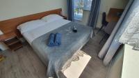 Habitación con cama extragrande y balcón