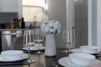 Stylish Secret, 1 FREE Parking, Sleeps 8, Walk to train and Red Bull Arena, 20 Percent OFF - B&B Harrison
