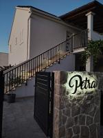 "Apartments Petra With Swimming Pool" - Ferienwohnung Čilipi