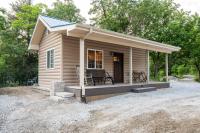 Cozy Cabin w Loft Grill Fire Pit - Bed and Breakfast Gary