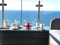 Smugglers - Sea Front - Parking - Sea Views - Balcony - 2 luxury kingsize beds - B&B