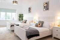 Stylish 3 or 4 Bed House and Parking - B&B Manchester