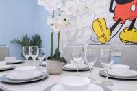 8BR Resort - Cinema, Themed Rooms, Jacuzzi & Game Room! - Chambres d’hôtes Davenport