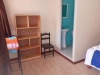 Tweepersoonskamer met 2 Aparte Bedden en Gedeelde Badkamer