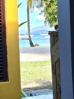 Spacieux 77m2 les pieds dans l'eau, à la plage d'Anse à L'Ane - B&B Les Trois-Îlets