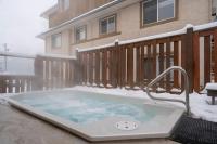 Rocky Mountain Gem - One Level 750 sq ft - Hot Tub - Quiet Condo - Self Check-In - Free Parking - BBQ Fire Pit Area - B&B Canmore