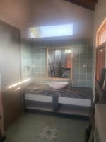 Habitación con cama extragrande y vistas a la piscina