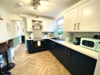 2 Bedroom Apartment with Garden, Close to Beach - B&B Southend-on-Sea