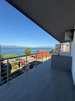 Apartment with Lake View